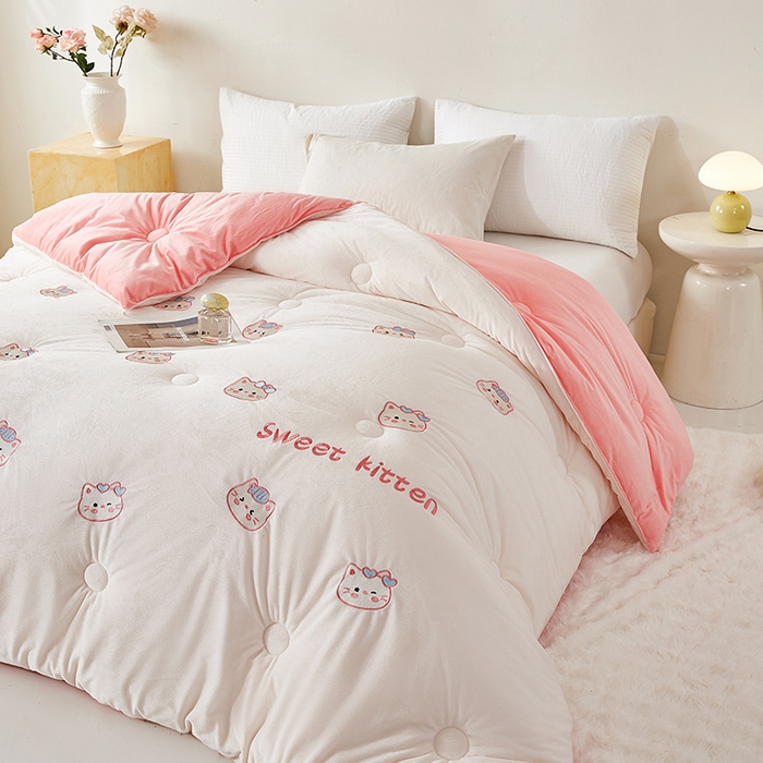 91家纺网 家纺一手货源 找家纺 欢乐季2025新款刺绣零压绒恒温大豆被四季被+被芯（可以开发票—专票8个点） 猫咪