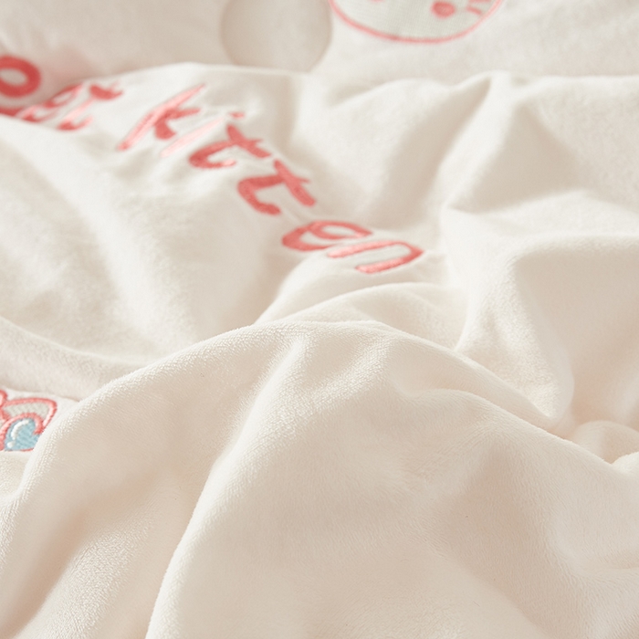 91家纺网 家纺一手货源 找家纺 欢乐季2025新款刺绣零压绒恒温大豆被四季被+被芯（可以开发票—专票8个点） 猫咪