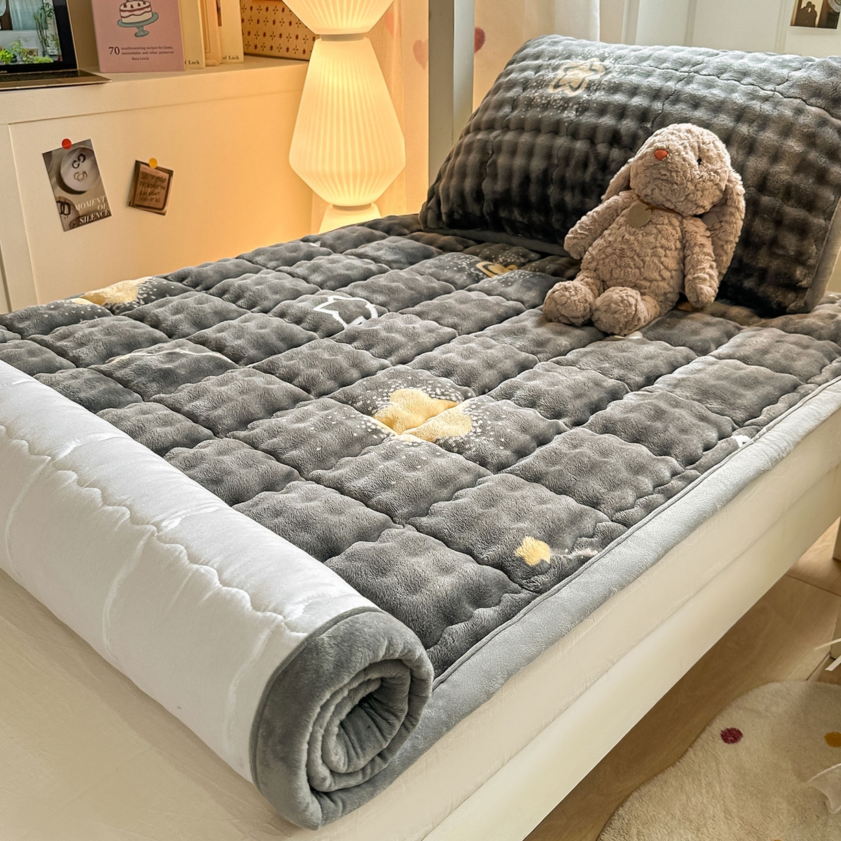 91家纺网 家纺一手货源 找家纺 眠势力 2025新款牛奶绒泡泡床褥加绒仿兔毛绒床褥子秋冬保暖珊瑚绒夹棉学生上下铺床护垫 月亮湾