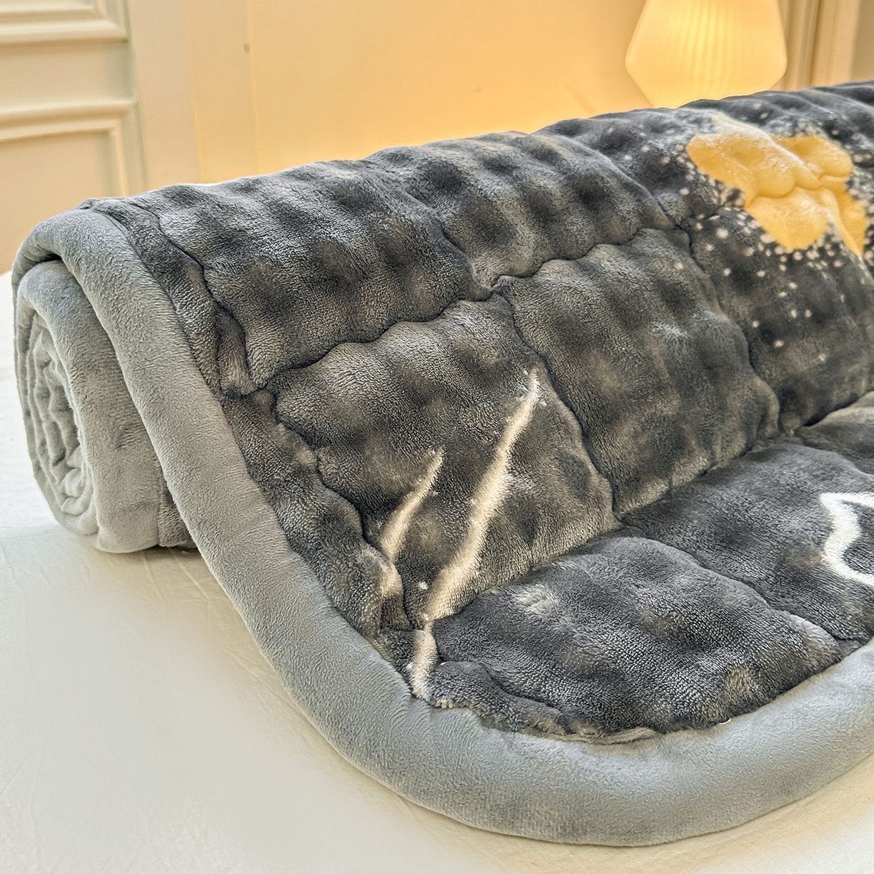 91家纺网 家纺一手货源 找家纺 眠势力 2025新款牛奶绒泡泡床褥加绒仿兔毛绒床褥子秋冬保暖珊瑚绒夹棉学生上下铺床护垫 月亮湾