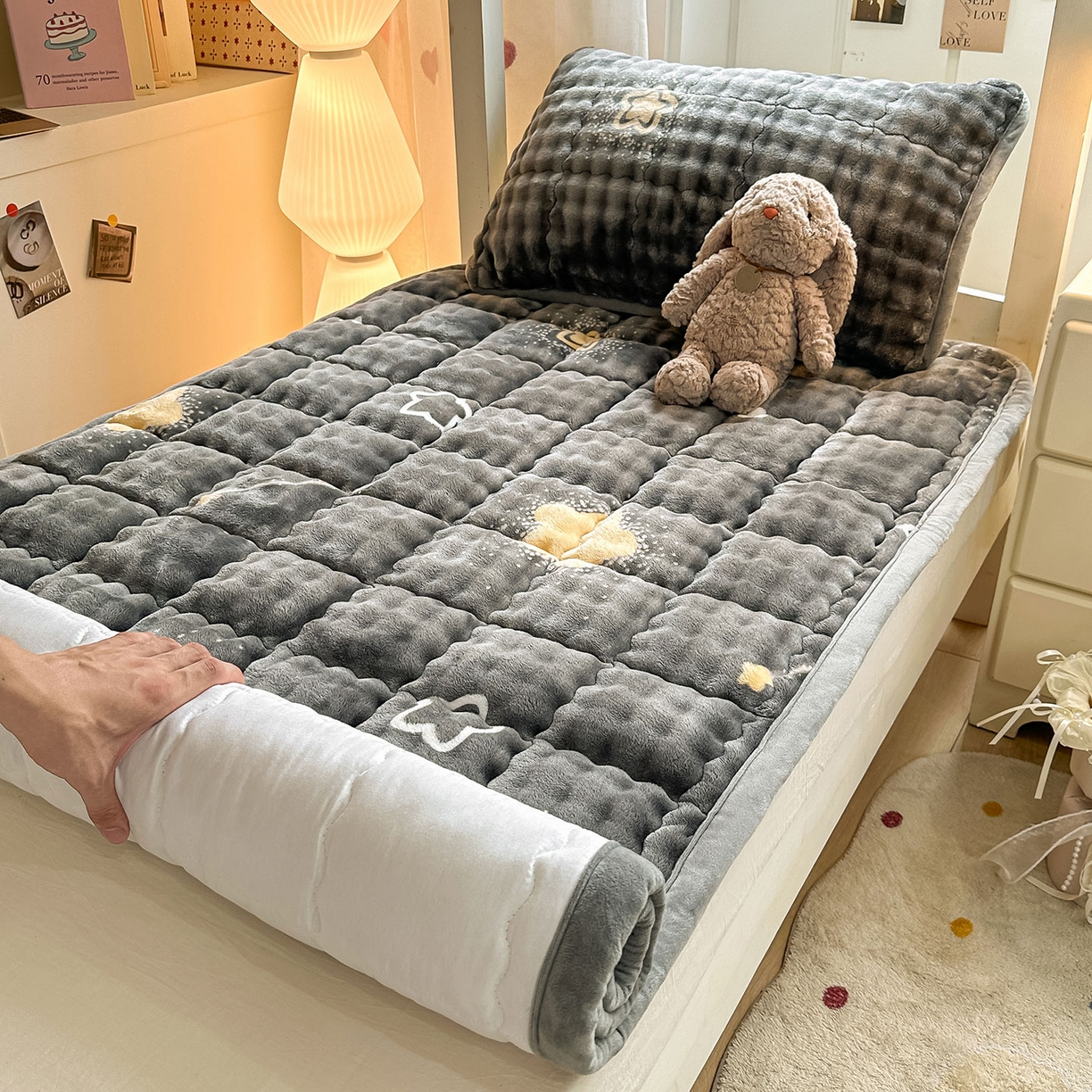 91家纺网 家纺一手货源 找家纺 眠势力 2025新款牛奶绒泡泡床褥加绒仿兔毛绒床褥子秋冬保暖珊瑚绒夹棉学生上下铺床护垫 月亮湾