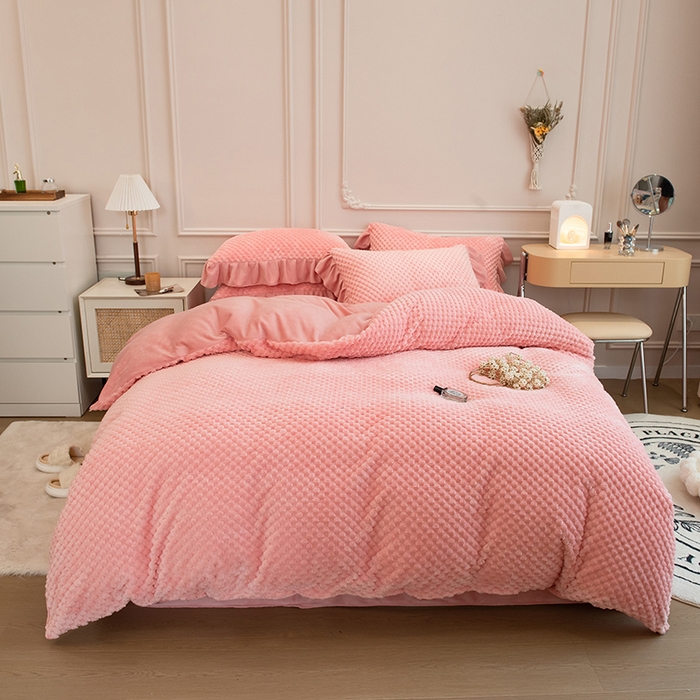 91家纺网 家纺一手货源 找家纺 摩妮卡 2025新款提花豆豆绒卡通印花牛奶绒四件套 香榭粉