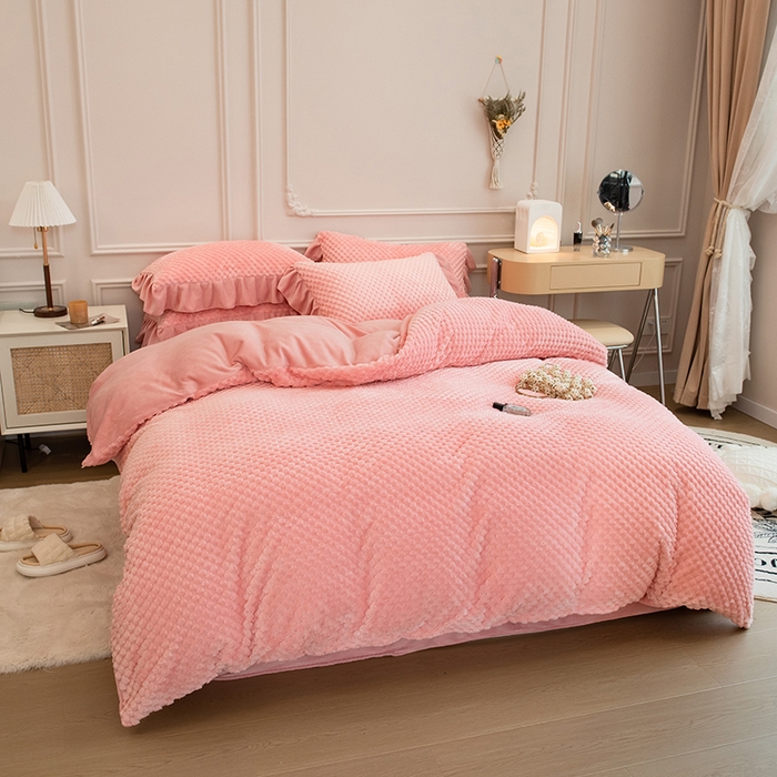 91家纺网 家纺一手货源 找家纺 摩妮卡 2025新款提花豆豆绒卡通印花牛奶绒四件套 香榭粉