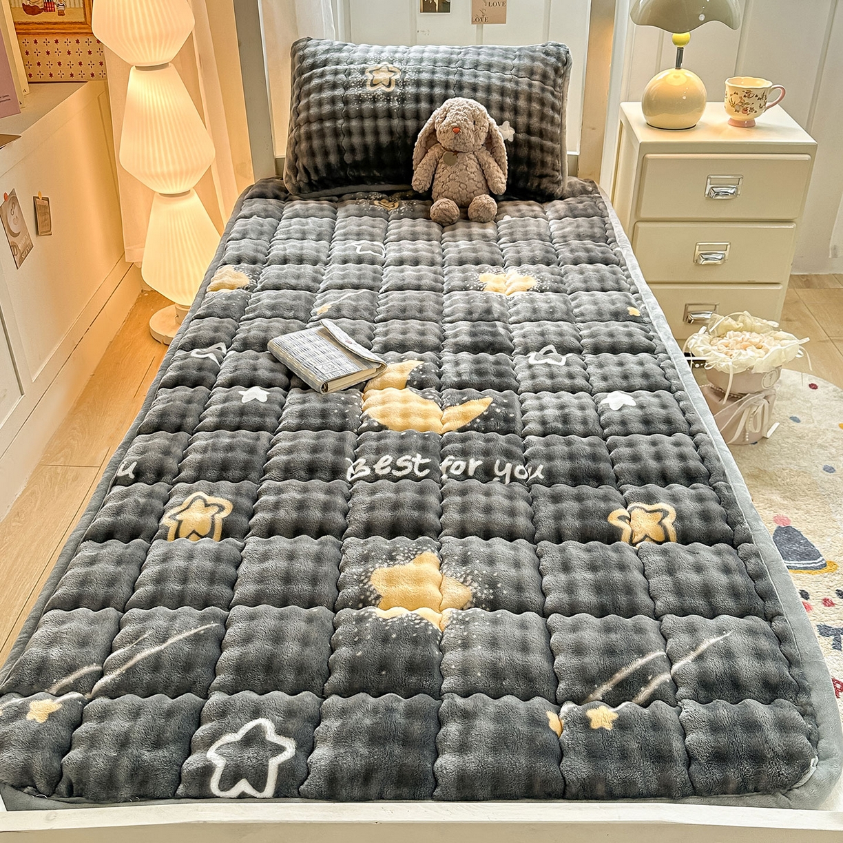 91家纺网 家纺一手货源 找家纺 眠势力 2025新款牛奶绒泡泡床褥加绒仿兔毛绒床褥子秋冬保暖珊瑚绒夹棉学生上下铺床护垫 月亮湾