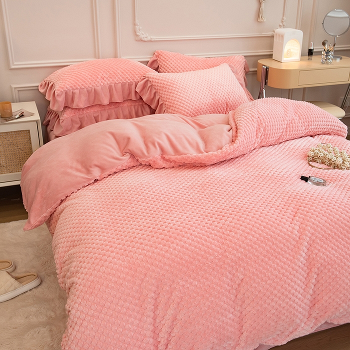 91家纺网 家纺一手货源 找家纺 摩妮卡 2025新款提花豆豆绒卡通印花牛奶绒四件套 香榭粉