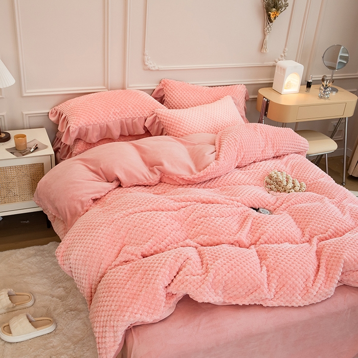 91家纺网 家纺一手货源 找家纺 摩妮卡 2025新款提花豆豆绒卡通印花牛奶绒四件套 香榭粉