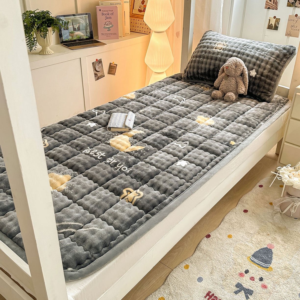 91家纺网 家纺一手货源 找家纺 眠势力 2025新款牛奶绒泡泡床褥加绒仿兔毛绒床褥子秋冬保暖珊瑚绒夹棉学生上下铺床护垫 月亮湾