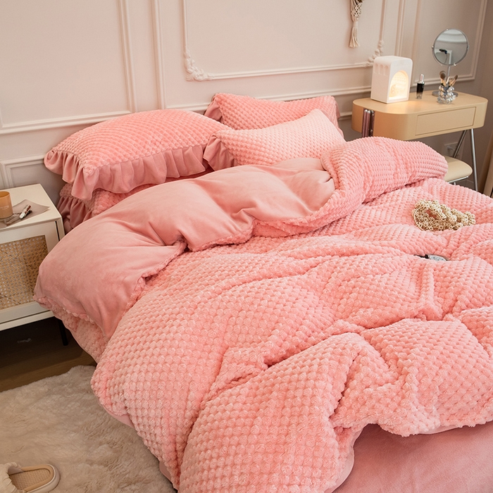 91家纺网 家纺一手货源 找家纺 摩妮卡 2025新款提花豆豆绒卡通印花牛奶绒四件套 香榭粉