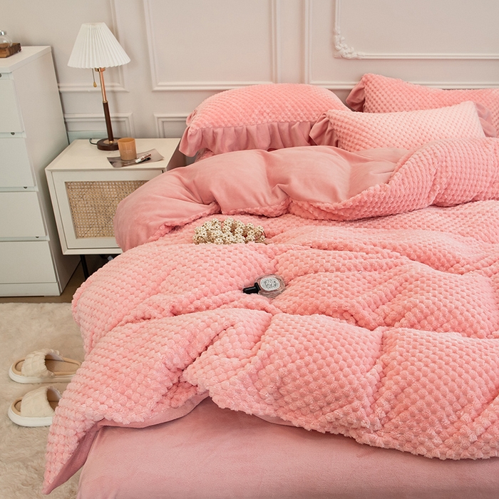 91家纺网 家纺一手货源 找家纺 摩妮卡 2025新款提花豆豆绒卡通印花牛奶绒四件套 香榭粉