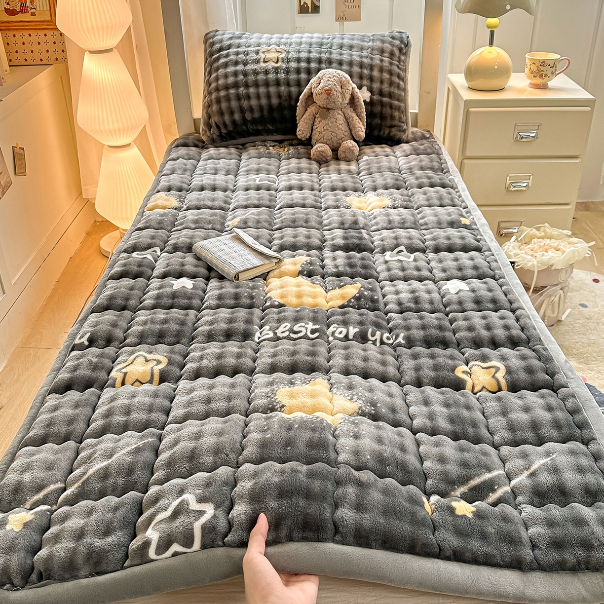 91家纺网 家纺一手货源 找家纺 眠势力 2025新款牛奶绒泡泡床褥加绒仿兔毛绒床褥子秋冬保暖珊瑚绒夹棉学生上下铺床护垫 月亮湾