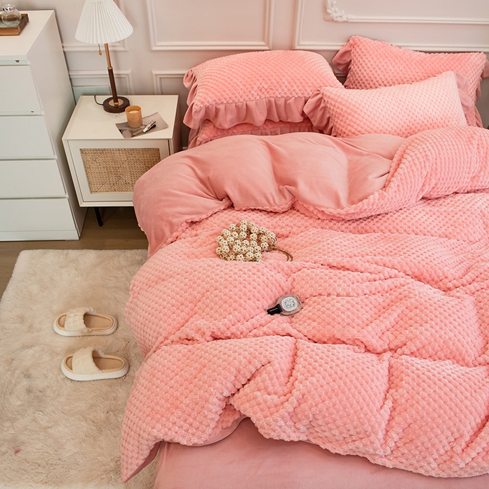 91家纺网 家纺一手货源 找家纺 摩妮卡 2025新款提花豆豆绒卡通印花牛奶绒四件套 香榭粉