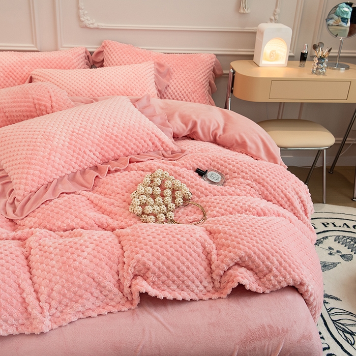 91家纺网 家纺一手货源 找家纺 摩妮卡 2025新款提花豆豆绒卡通印花牛奶绒四件套 香榭粉