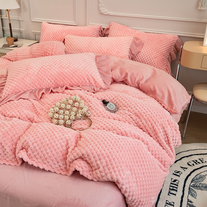 91家纺网 家纺一手货源 找家纺 摩妮卡 2025新款提花豆豆绒卡通印花牛奶绒四件套 香榭粉