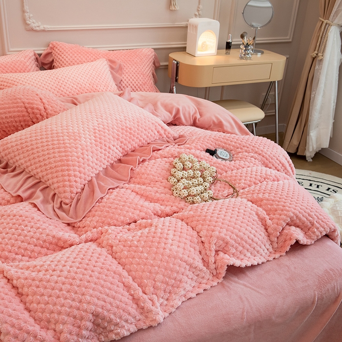 91家纺网 家纺一手货源 找家纺 摩妮卡 2025新款提花豆豆绒卡通印花牛奶绒四件套 香榭粉