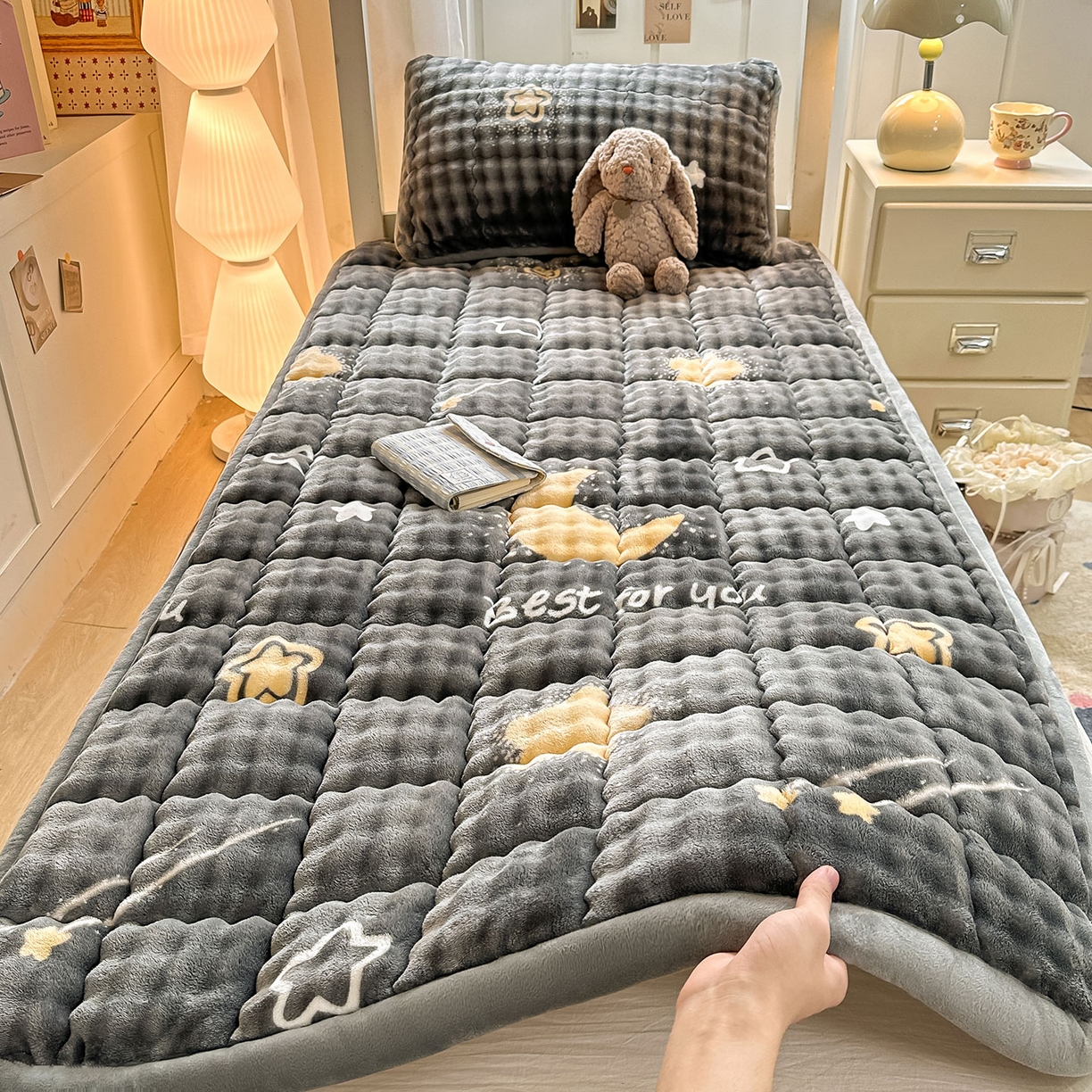 91家纺网 家纺一手货源 找家纺 眠势力 2025新款牛奶绒泡泡床褥加绒仿兔毛绒床褥子秋冬保暖珊瑚绒夹棉学生上下铺床护垫 月亮湾