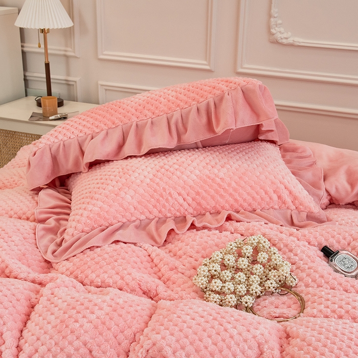 91家纺网 家纺一手货源 找家纺 摩妮卡 2025新款提花豆豆绒卡通印花牛奶绒四件套 香榭粉