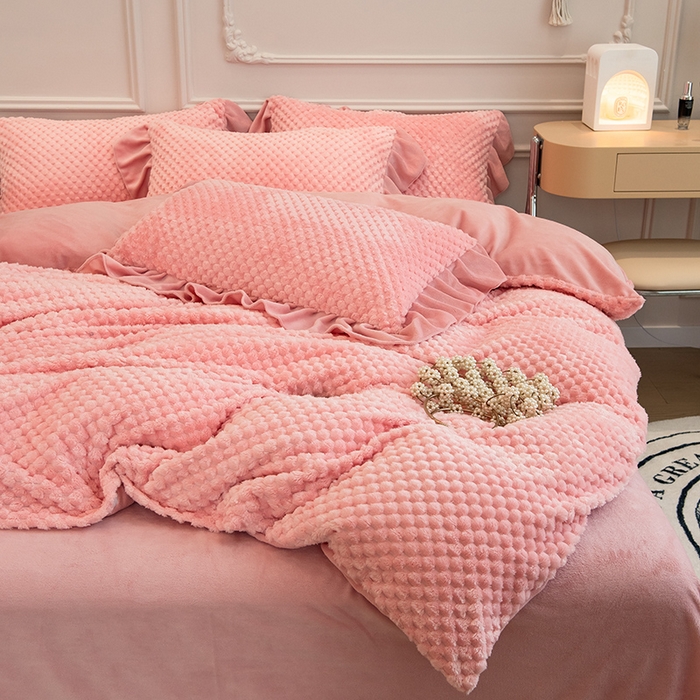 91家纺网 家纺一手货源 找家纺 摩妮卡 2025新款提花豆豆绒卡通印花牛奶绒四件套 香榭粉