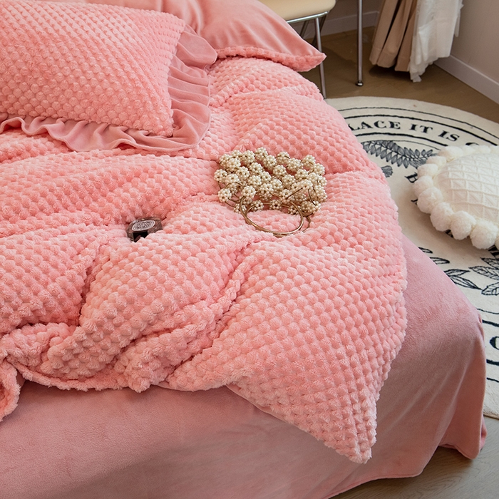 91家纺网 家纺一手货源 找家纺 摩妮卡 2025新款提花豆豆绒卡通印花牛奶绒四件套 香榭粉