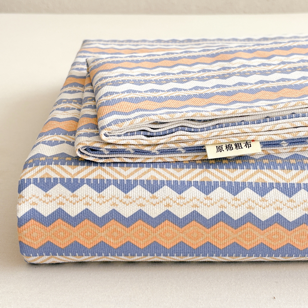 91家纺网 家纺一手货源 找家纺 青泽家纺 2025新款原棉标老粗布系列床单三件套 波纹蓝