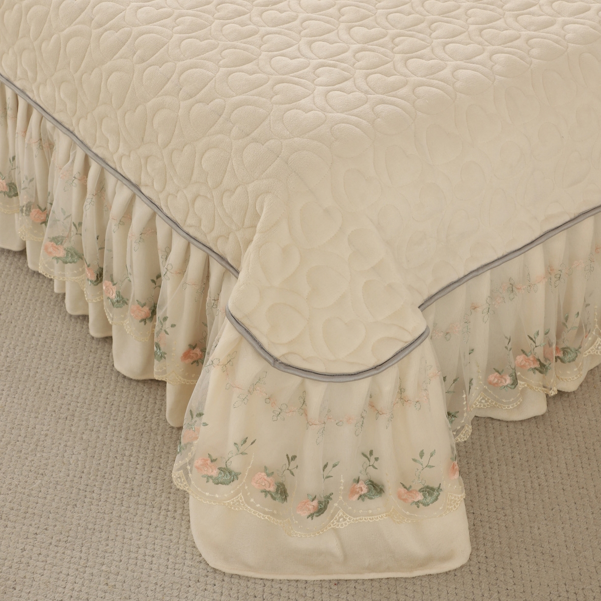 91家纺网 家纺一手货源 找家纺 能好家纺 2025新款牛奶绒刺绣床盖单床盖床盖单件 米白