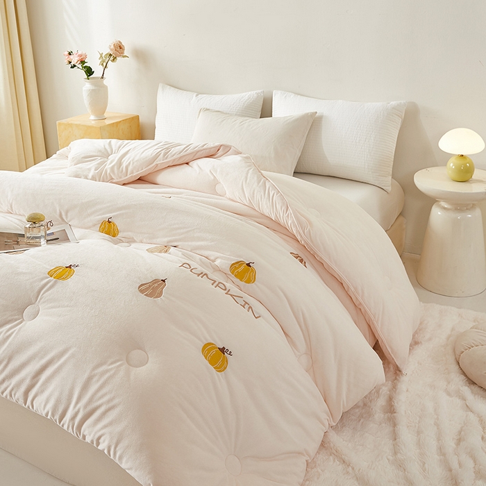 91家纺网 家纺一手货源 找家纺 欢乐季2025新款刺绣零压绒恒温大豆被四季被+被芯（可以开发票—专票8个点） 南瓜