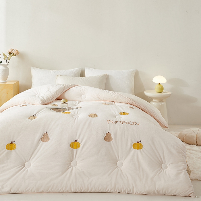 91家纺网 家纺一手货源 找家纺 欢乐季2025新款刺绣零压绒恒温大豆被四季被+被芯（可以开发票—专票8个点） 南瓜