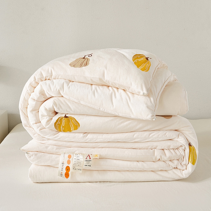 91家纺网 家纺一手货源 找家纺 欢乐季2025新款刺绣零压绒恒温大豆被四季被+被芯（可以开发票—专票8个点） 南瓜