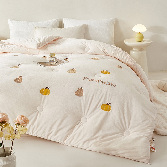 91家纺网 家纺一手货源 找家纺 欢乐季2025新款刺绣零压绒恒温大豆被四季被+被芯（可以开发票—专票8个点） 南瓜