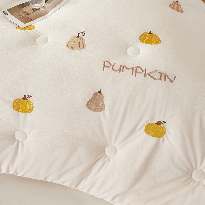 91家纺网 家纺一手货源 找家纺 欢乐季2025新款刺绣零压绒恒温大豆被四季被+被芯（可以开发票—专票8个点） 南瓜