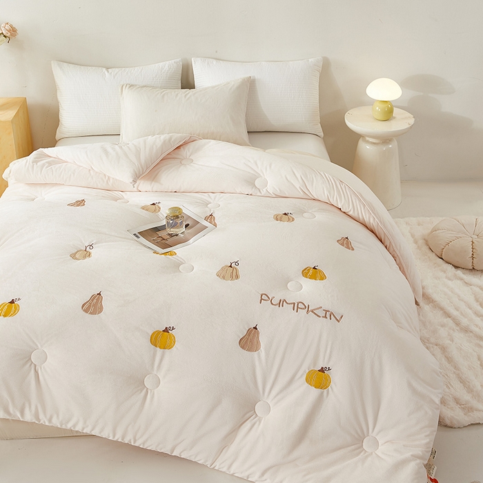 91家纺网 家纺一手货源 找家纺 欢乐季2025新款刺绣零压绒恒温大豆被四季被+被芯（可以开发票—专票8个点） 南瓜