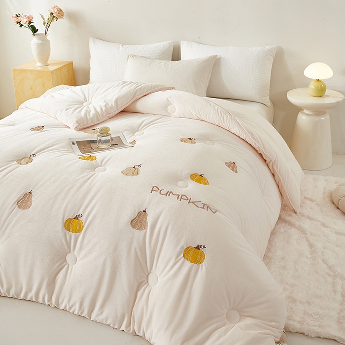 91家纺网 家纺一手货源 找家纺 欢乐季2025新款刺绣零压绒恒温大豆被四季被+被芯（可以开发票—专票8个点） 南瓜