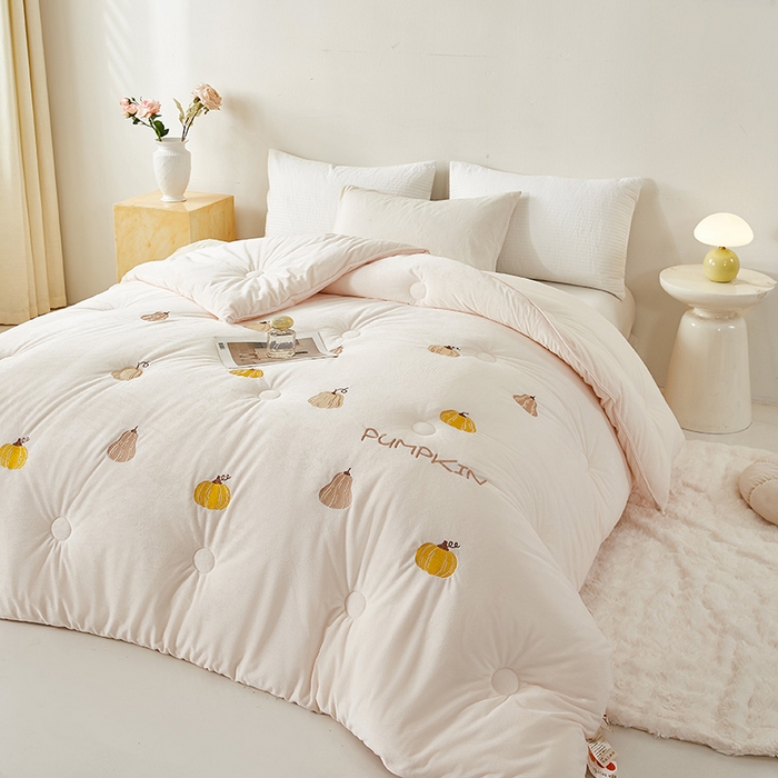 91家纺网 家纺一手货源 找家纺 欢乐季2025新款刺绣零压绒恒温大豆被四季被+被芯（可以开发票—专票8个点） 南瓜