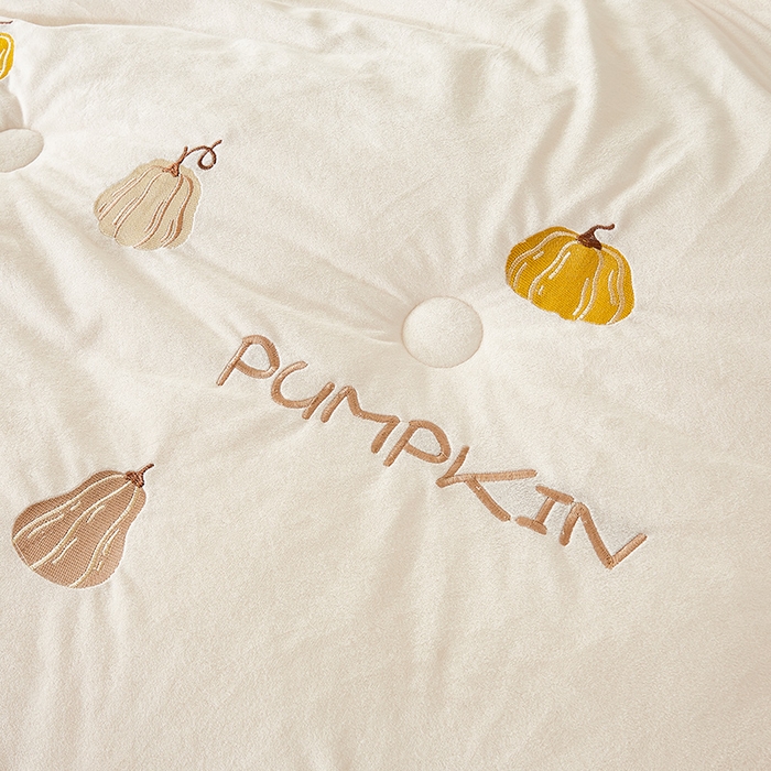 91家纺网 家纺一手货源 找家纺 欢乐季2025新款刺绣零压绒恒温大豆被四季被+被芯（可以开发票—专票8个点） 南瓜
