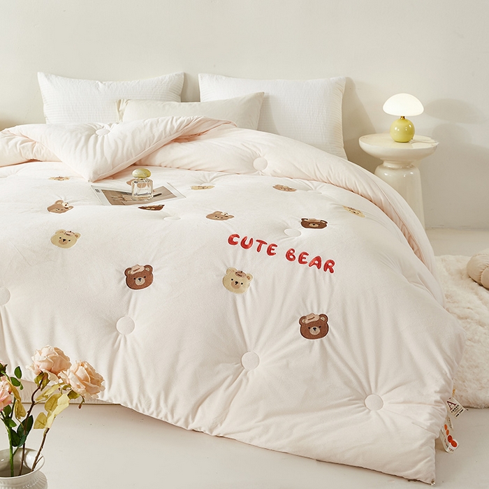 91家纺网 家纺一手货源 找家纺 欢乐季2025新款刺绣零压绒恒温大豆被四季被+被芯（可以开发票—专票8个点） 小熊