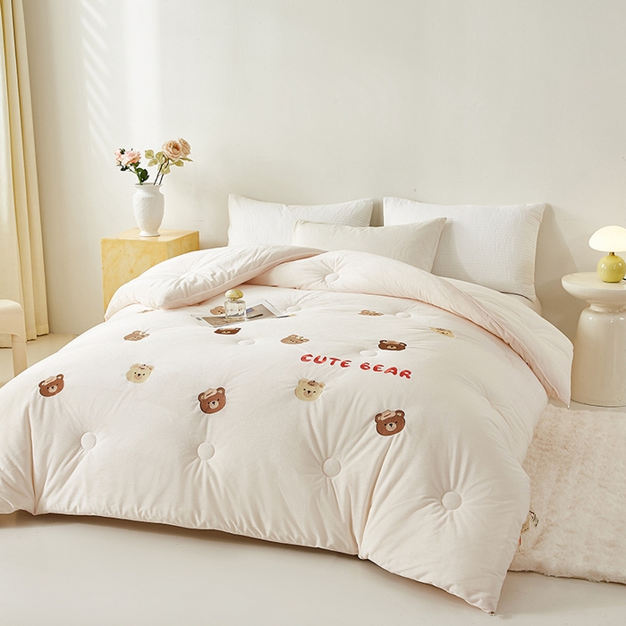 91家纺网 家纺一手货源 找家纺 欢乐季2025新款刺绣零压绒恒温大豆被四季被+被芯（可以开发票—专票8个点） 小熊