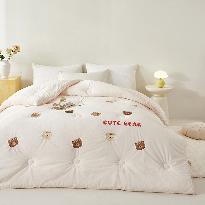 91家纺网 家纺一手货源 找家纺 欢乐季2025新款刺绣零压绒恒温大豆被四季被+被芯（可以开发票—专票8个点） 小熊