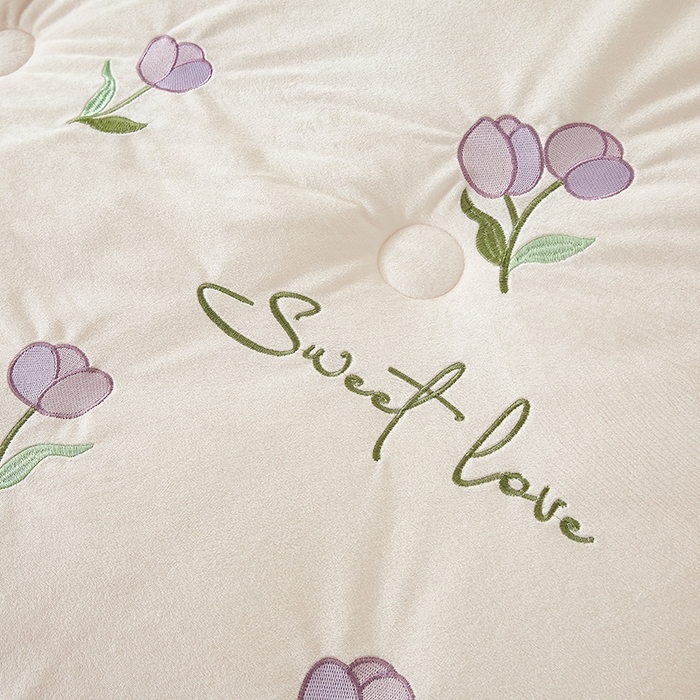 91家纺网 家纺一手货源 找家纺 欢乐季2025新款刺绣零压绒恒温大豆被四季被+被芯（可以开发票—专票8个点） 郁金香