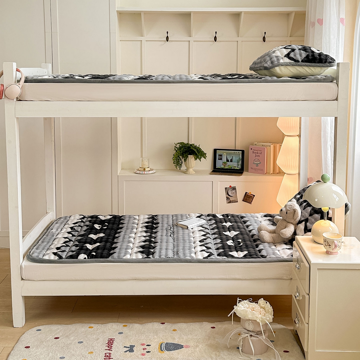 91家纺网 家纺一手货源 找家纺 眠势力 2025新款牛奶绒泡泡床褥加绒仿兔毛绒床褥子秋冬保暖珊瑚绒夹棉学生上下铺床护垫 芝士小熊