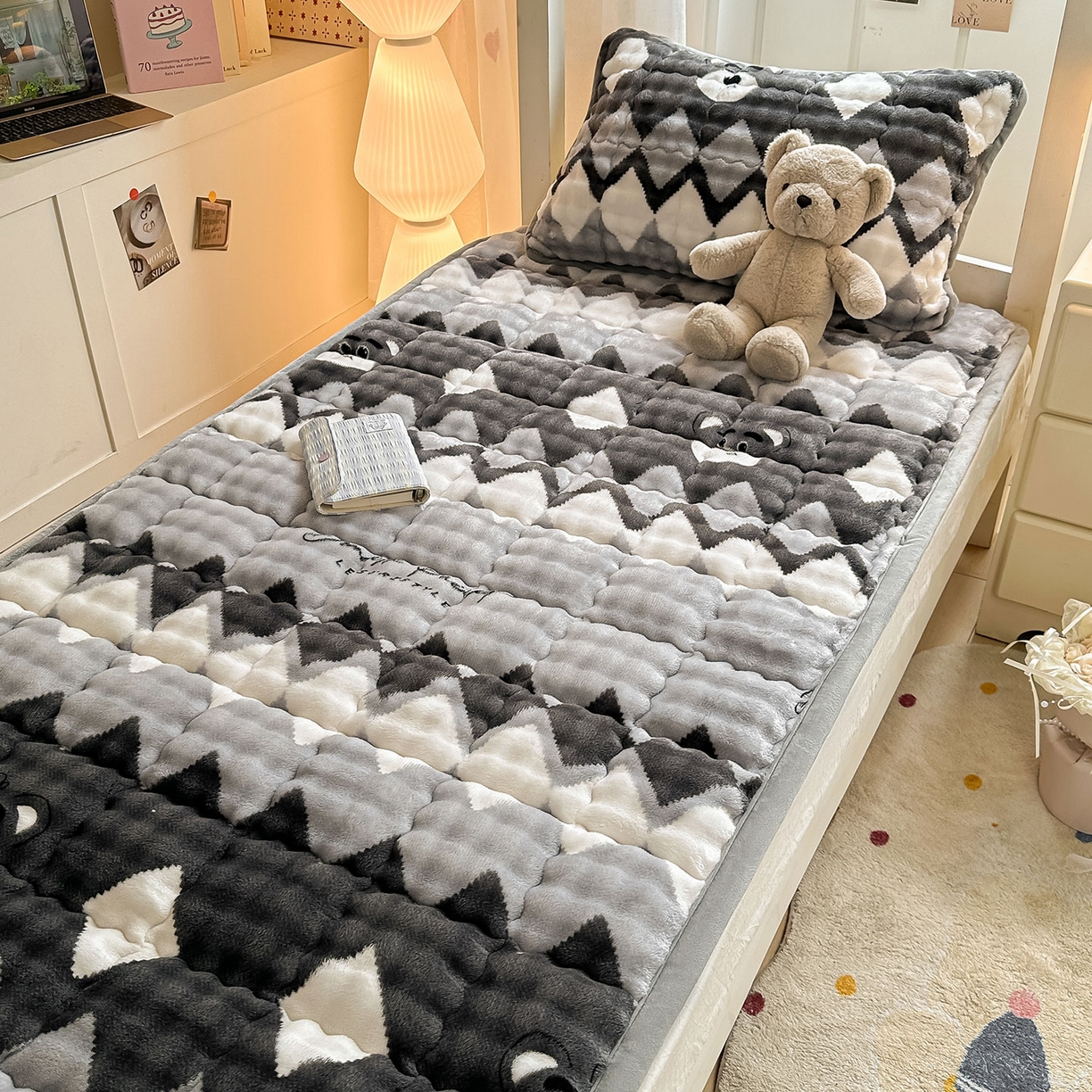 91家纺网 家纺一手货源 找家纺 眠势力 2025新款牛奶绒泡泡床褥加绒仿兔毛绒床褥子秋冬保暖珊瑚绒夹棉学生上下铺床护垫 芝士小熊