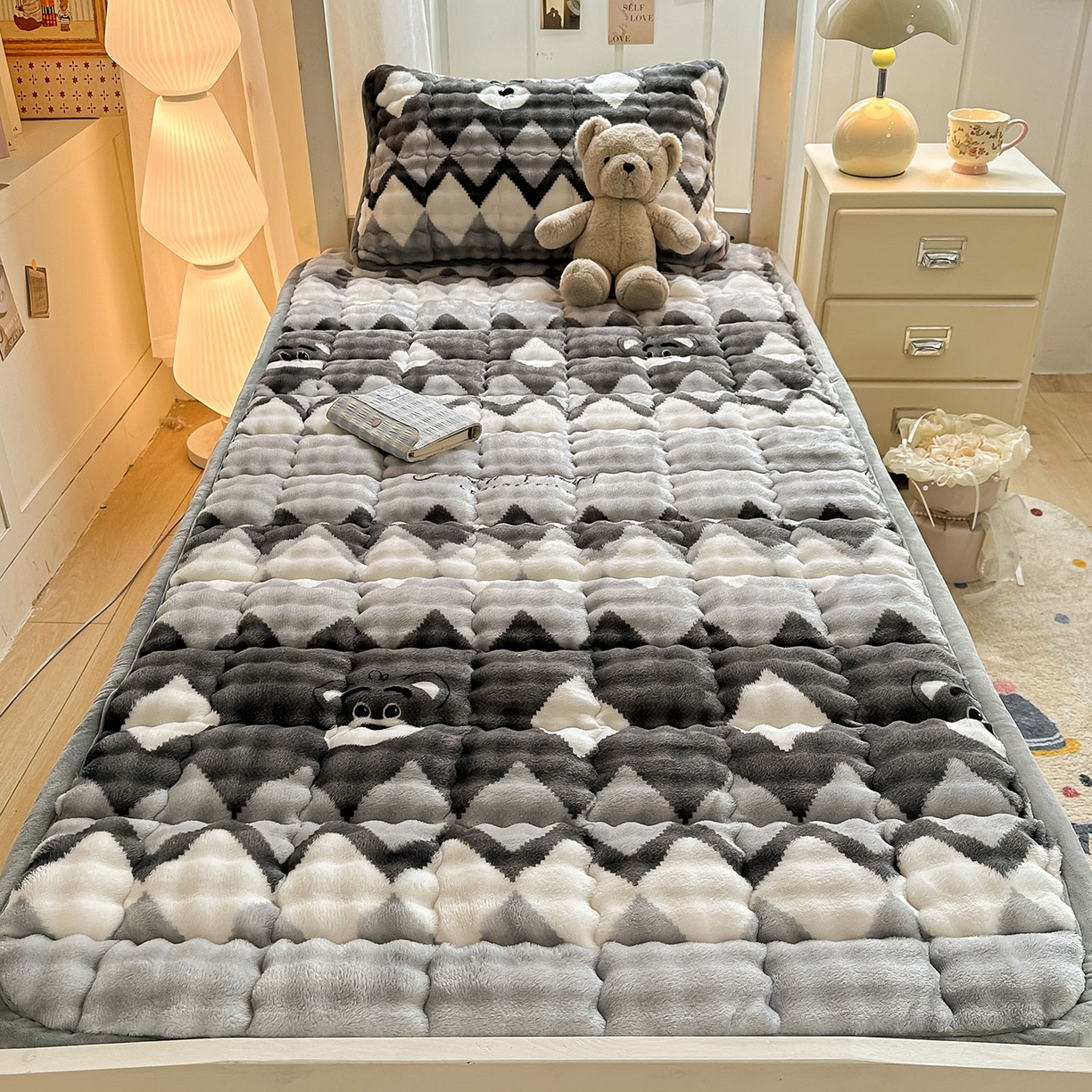 91家纺网 家纺一手货源 找家纺 眠势力 2025新款牛奶绒泡泡床褥加绒仿兔毛绒床褥子秋冬保暖珊瑚绒夹棉学生上下铺床护垫 芝士小熊