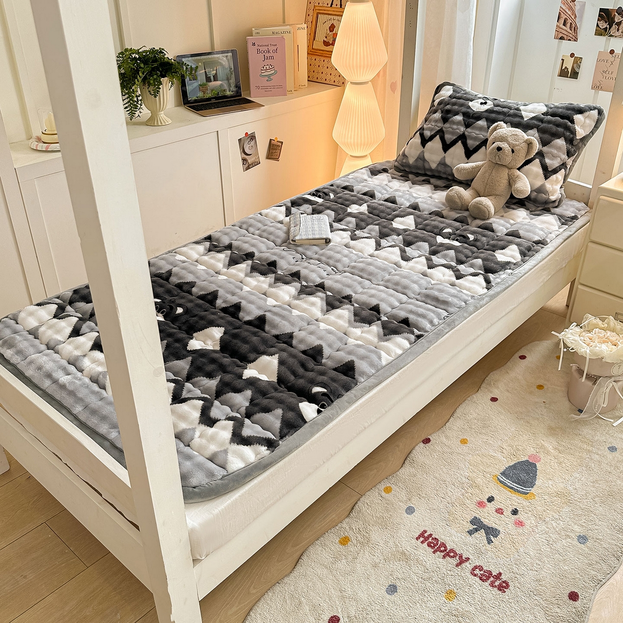 91家纺网 家纺一手货源 找家纺 眠势力 2025新款牛奶绒泡泡床褥加绒仿兔毛绒床褥子秋冬保暖珊瑚绒夹棉学生上下铺床护垫 芝士小熊