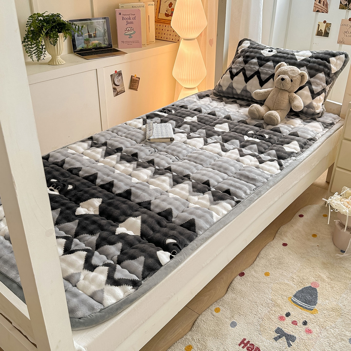 91家纺网 家纺一手货源 找家纺 眠势力 2025新款牛奶绒泡泡床褥加绒仿兔毛绒床褥子秋冬保暖珊瑚绒夹棉学生上下铺床护垫 芝士小熊