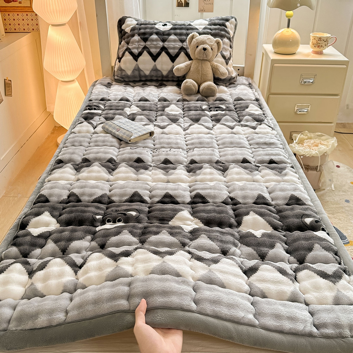 91家纺网 家纺一手货源 找家纺 眠势力 2025新款牛奶绒泡泡床褥加绒仿兔毛绒床褥子秋冬保暖珊瑚绒夹棉学生上下铺床护垫 芝士小熊