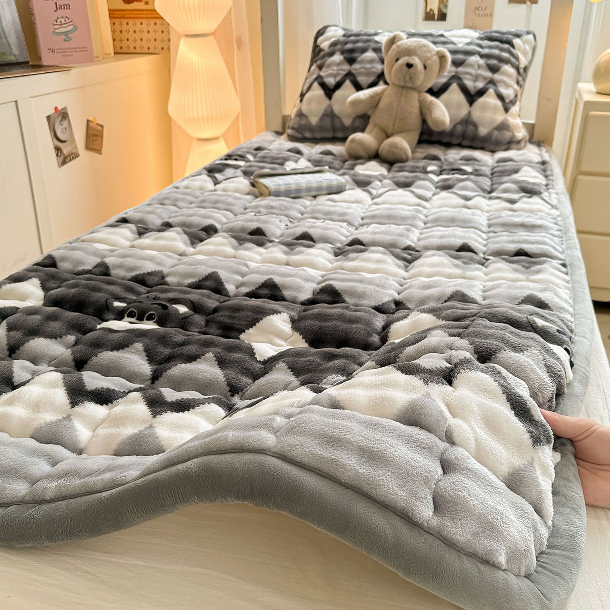 91家纺网 家纺一手货源 找家纺 眠势力 2025新款牛奶绒泡泡床褥加绒仿兔毛绒床褥子秋冬保暖珊瑚绒夹棉学生上下铺床护垫 芝士小熊