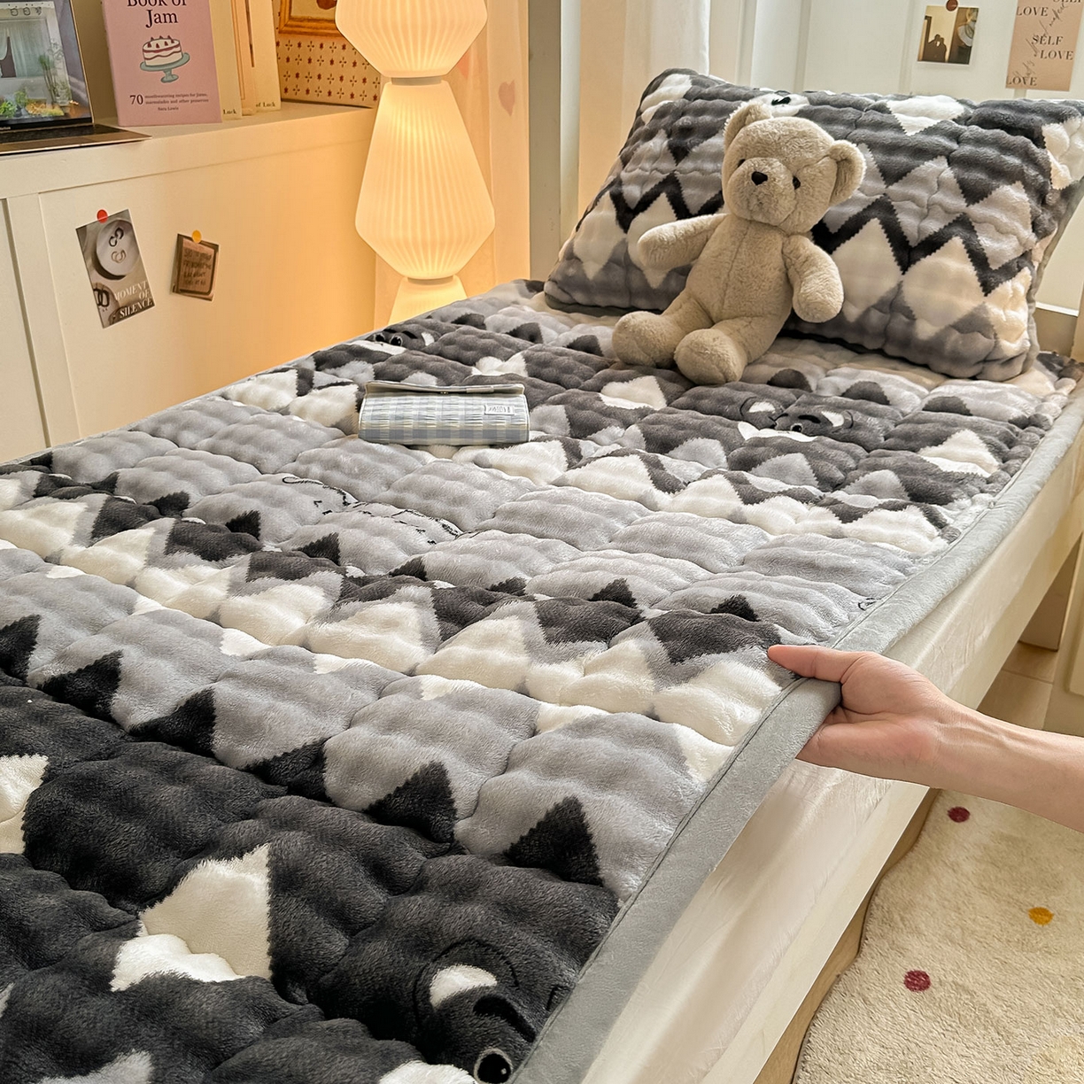 91家纺网 家纺一手货源 找家纺 眠势力 2025新款牛奶绒泡泡床褥加绒仿兔毛绒床褥子秋冬保暖珊瑚绒夹棉学生上下铺床护垫 芝士小熊