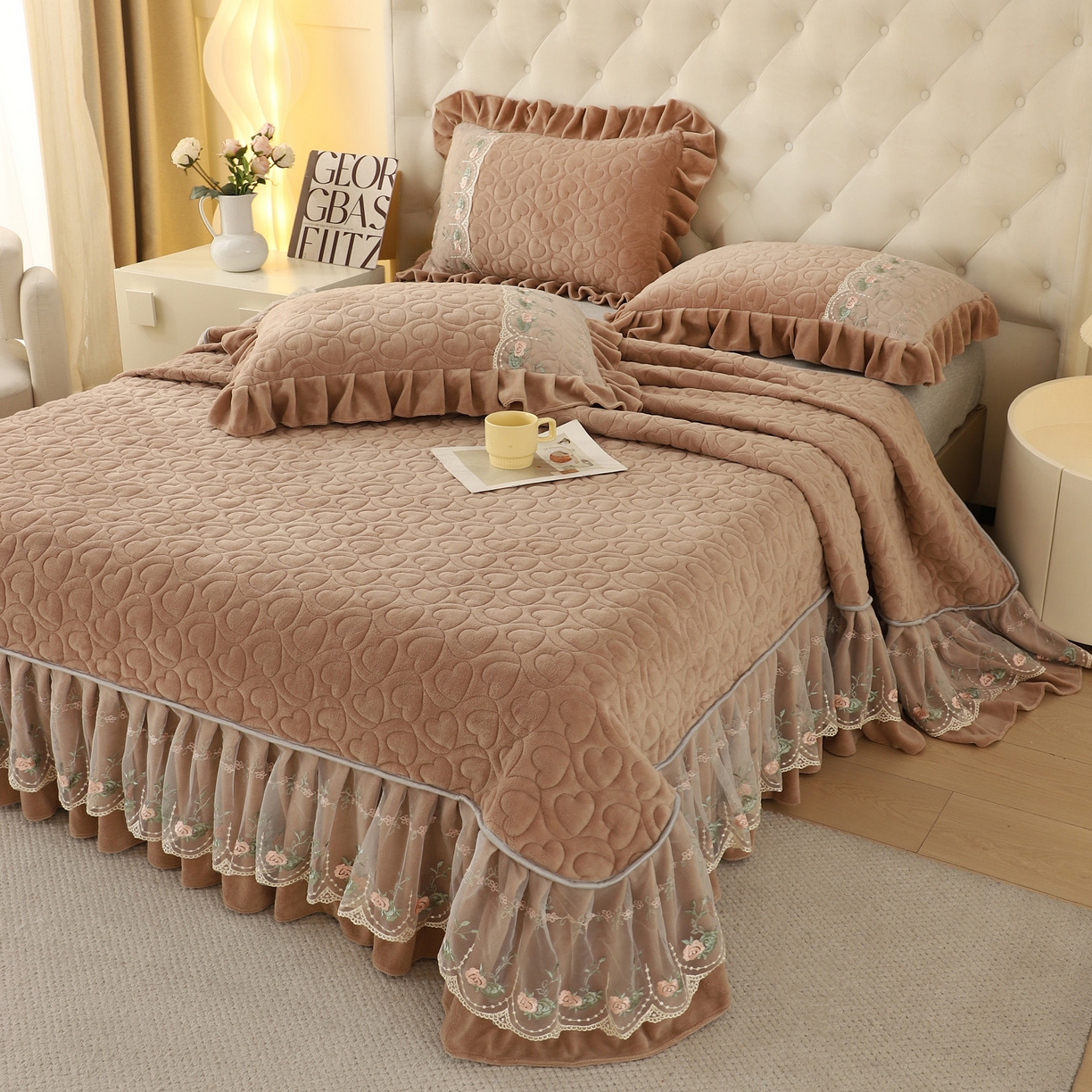 91家纺网 家纺一手货源 找家纺 能好家纺 2025新款牛奶绒刺绣床盖单床盖床盖单件 驼色