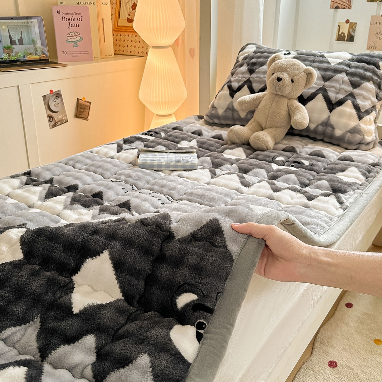 91家纺网 家纺一手货源 找家纺 眠势力 2025新款牛奶绒泡泡床褥加绒仿兔毛绒床褥子秋冬保暖珊瑚绒夹棉学生上下铺床护垫 芝士小熊