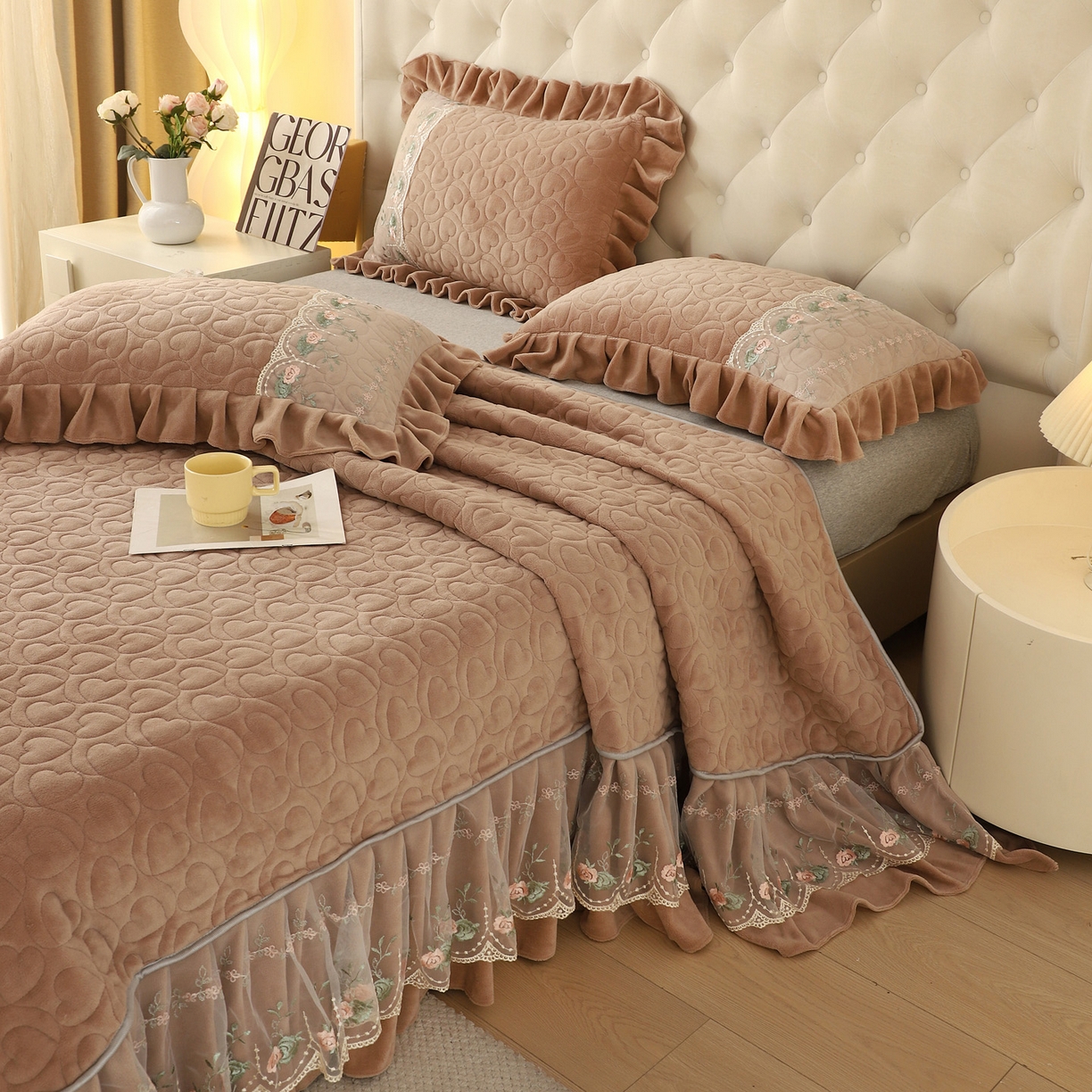 91家纺网 家纺一手货源 找家纺 能好家纺 2025新款牛奶绒刺绣床盖单床盖床盖单件 驼色