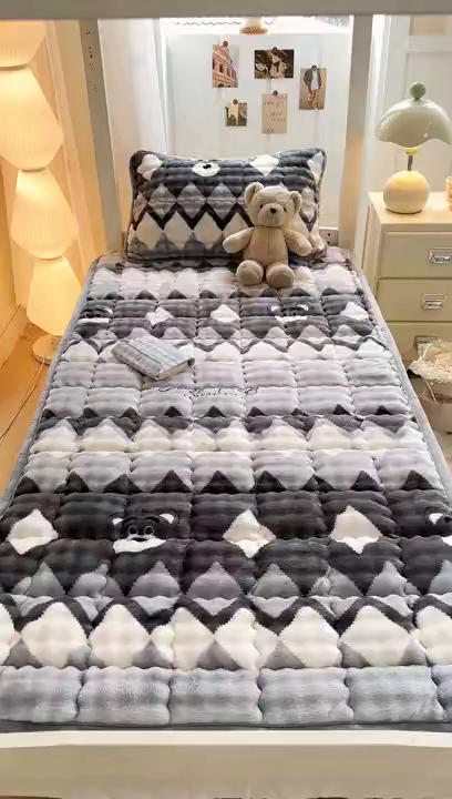 91家纺网 家纺一手货源 找家纺 眠势力 2025新款牛奶绒泡泡床褥加绒仿兔毛绒床褥子秋冬保暖珊瑚绒夹棉学生上下铺床护垫 芝士小熊