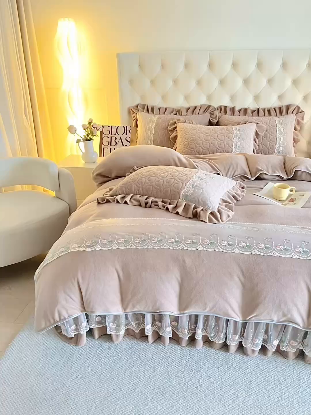 91家纺网 家纺一手货源 找家纺 能好家纺 2025新款牛奶绒刺绣床盖单床盖床盖单件 驼色